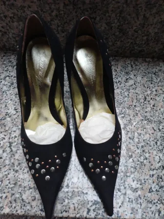 Décolleté nere donna con borchiette