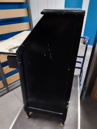 Secreter antiguo con pintura