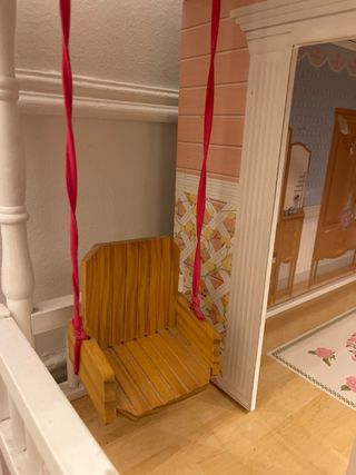Casa de muñecas de madera con muebles incluidos