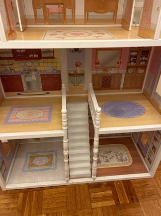 Casa de muñecas de madera con muebles incluidos