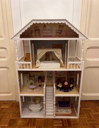 Casa de muñecas de madera con muebles incluidos
