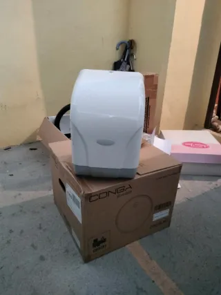Dispensador de Papel Conga Blanco y Gris