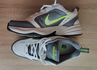 Zapatillas Nike Air Monarch grises y blancas