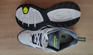 Zapatillas Nike Air Monarch grises y blancas