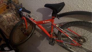 Bicicleta de montaña roja TRIF