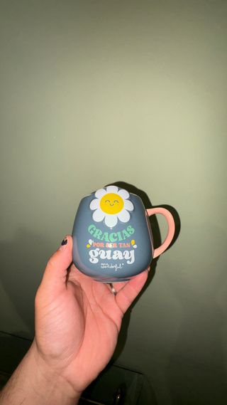 Taza de cerámica azul y amarilla