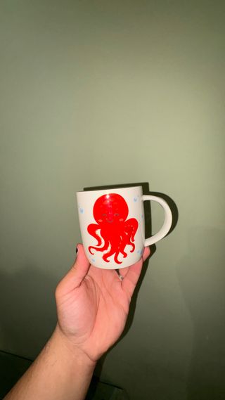 Taza de cerámica azul y amarilla