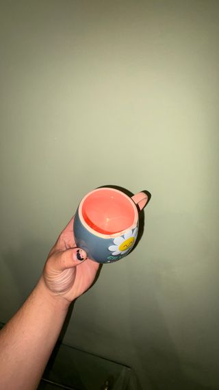 Taza de cerámica azul y amarilla