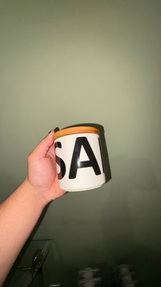 Taza de cerámica azul y amarilla