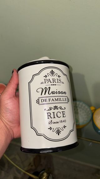 Taza de cerámica azul y amarilla