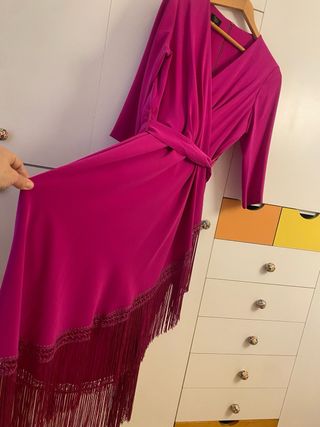Vestido fiesta fucsia con flecos