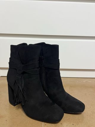 Botines tacón negros con flecos