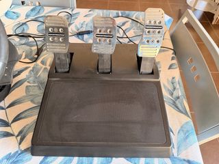 Volante y pedales Thrustmaster TMX para Xbox y PC