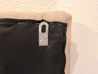 Cabecero tapizado beige con patas de madera