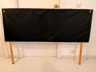 Cabecero tapizado beige con patas de madera