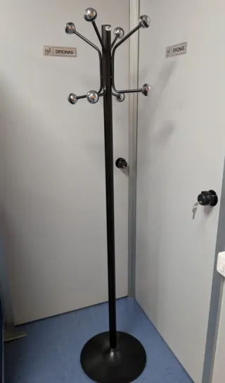 Perchero Metálico Negro con Bolas Plateadas