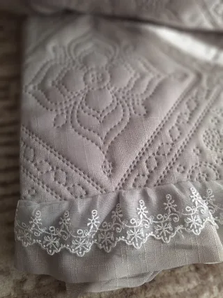Colchas lindas com relevo elegante, folho e renda