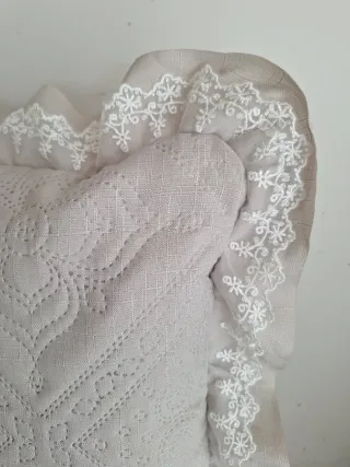 Colchas lindas com relevo elegante, folho e renda