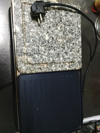 Plancha de carne y piedra, funciona correctamente