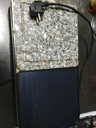 Plancha de carne y piedra, funciona correctamente