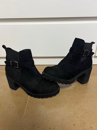 Botines negros con hebilla y tacón