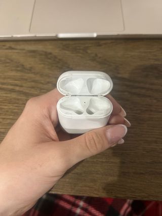 Caja de carga AirPods vacía