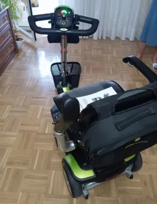 Moto eléctrica scooter negra y verde
