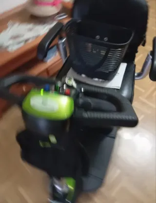 Moto eléctrica scooter negra y verde