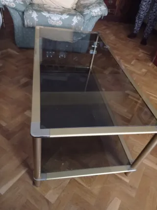 Mesa centro cristal y metal dorado