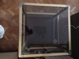 Mesa centro cristal y metal dorado