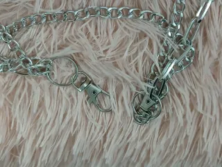 Collar de cadena con púas plateadas