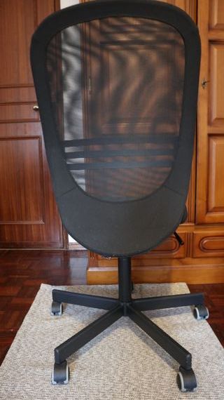 Cadeira de escritório giratória preta