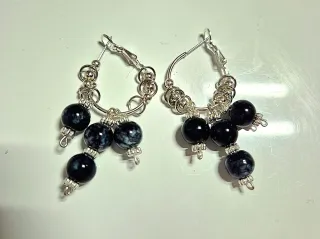 Orecchini pendenti con perle nere