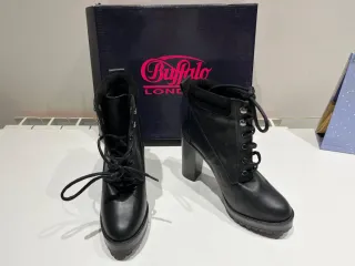 Botines Buffalo Negros con Cordones
