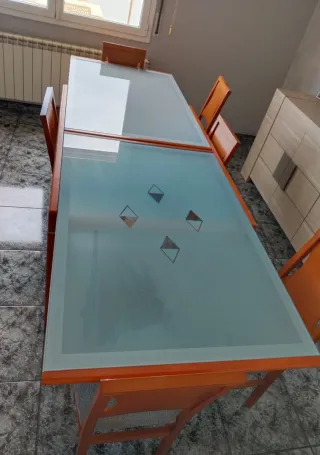 Tavolo e sedie da pranzo. Cristallo e legno