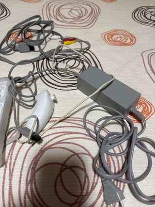 Nintendo Wii con 2 mandos y adaptador