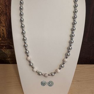 Collana perle di madreperla pietra howlite bianca