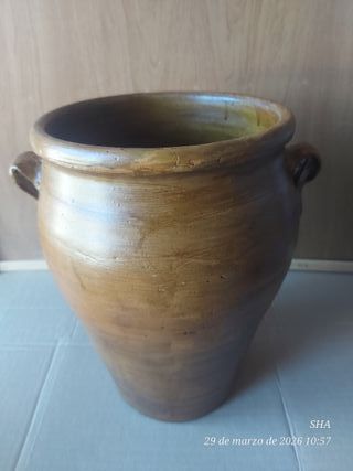 Orzas antiguas de barro con asas