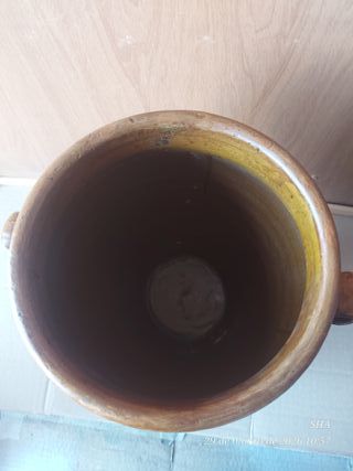 Orzas antiguas de barro con asas