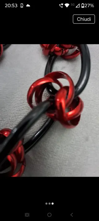 Collana con maglie ovali e nodi rossi