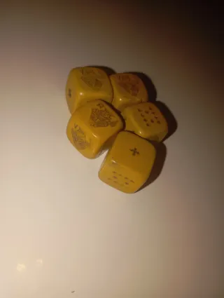 Dados de póker antiguos con cubilete