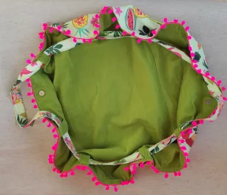 Bolso estampado tropical con pompones