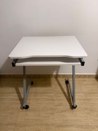 Scrivania per computer con ruote