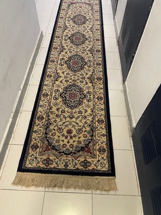 Alfombra persa beige y negra