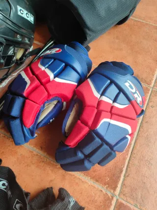 Attrezzatura completa di hockey per adulti, usata ma totalmente funzionale