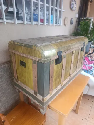 Baúl madera y metal dorado y verde