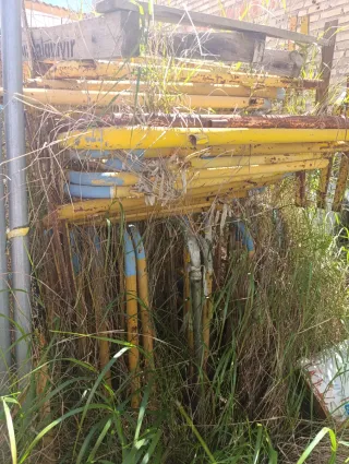 Vallas de obra peatonales amarillas usadas.