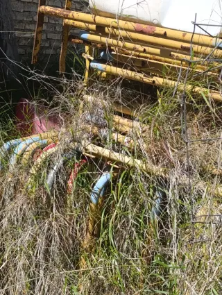 Vallas de obra peatonales amarillas usadas.