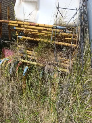 Vallas de obra peatonales amarillas usadas.