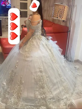 Vestido de fiesta blanco y dorado
